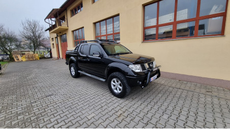 Fedő típusú motorháztető, bukócső, fényvisszaverők felszerelése Nissan Navada D40-re