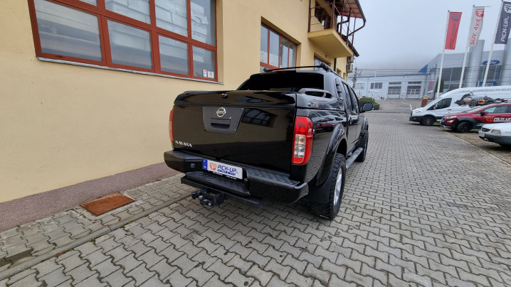 Fedő típusú motorháztető, bukócső, fényvisszaverők felszerelése Nissan Navada D40-re
