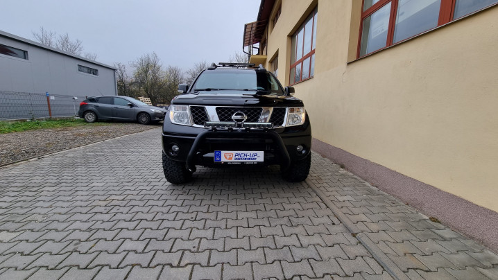 Fedő típusú motorháztető, bukócső, fényvisszaverők felszerelése Nissan Navada D40-re