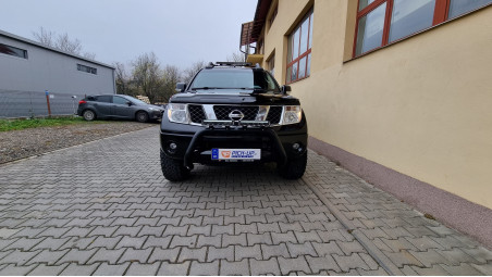Fedő típusú motorháztető, bukócső, fényvisszaverők felszerelése Nissan Navada D40-re