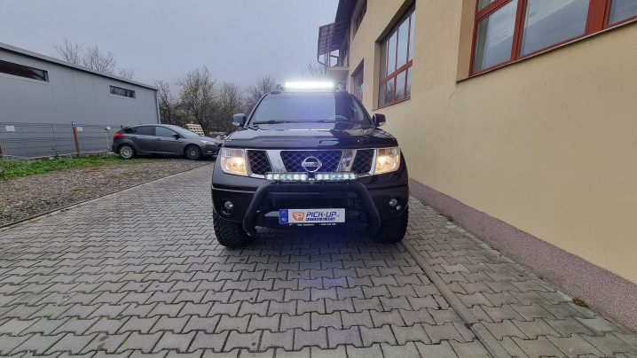 Fedő típusú motorháztető, bukócső, fényvisszaverők felszerelése Nissan Navada D40-re