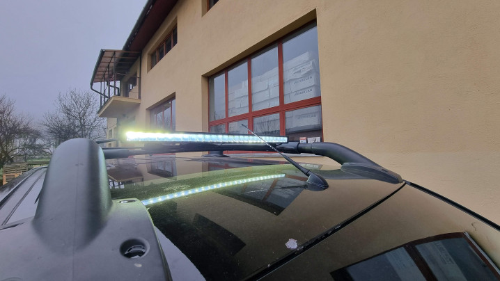 Fedő típusú motorháztető, bukócső, fényvisszaverők felszerelése Nissan Navada D40-re