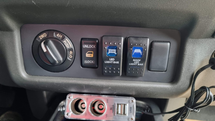 Montare Laderaumabdeckung tip capac, bullbar, reflectoare pe Nissan Navada D40
