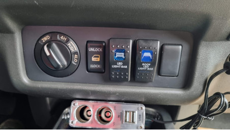 Fedő típusú motorháztető, bukócső, fényvisszaverők felszerelése Nissan Navada D40-re
