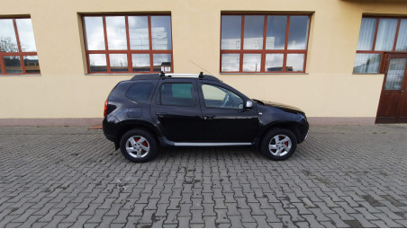 A hátsó lökhárító felszerelése a Dacia Duster 2013-ra