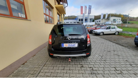 A hátsó lökhárító felszerelése a Dacia Duster 2013-ra