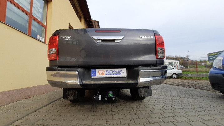Bukócső felszerelése a Toyota Hilux 2022-re