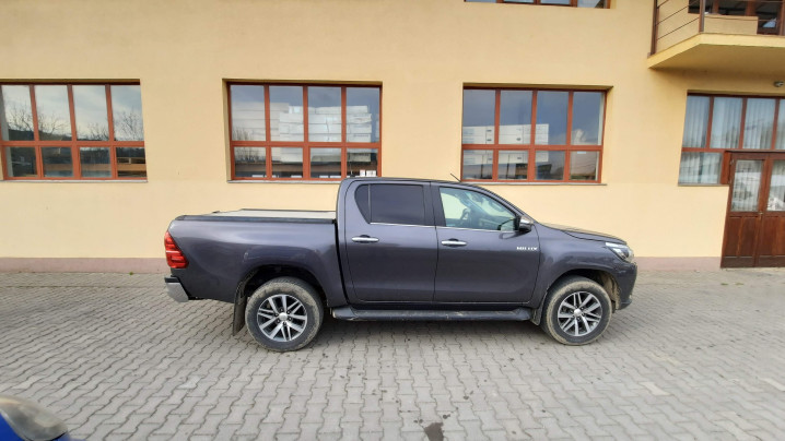 Roll cover installed on Toyota Hilux 2022