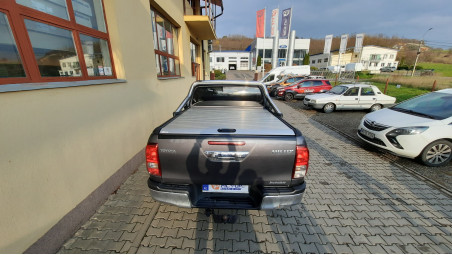 Bukócső felszerelése a Toyota Hilux 2022-re