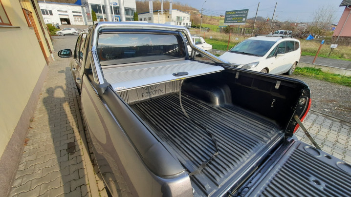 Bukócső felszerelése a Toyota Hilux 2022-re