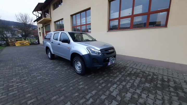 Winch, winch plate installed on Isuzu D-Max 2017