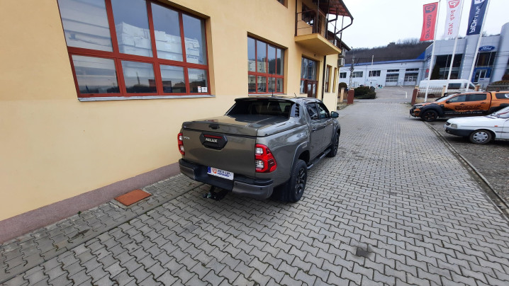 A fedél típusú zár felszerelése a Toyota Hilux 2023-ra