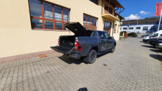 Fedő típusú csomagtérfedél felszerelése a Toyota Hilux 2023-ra 2