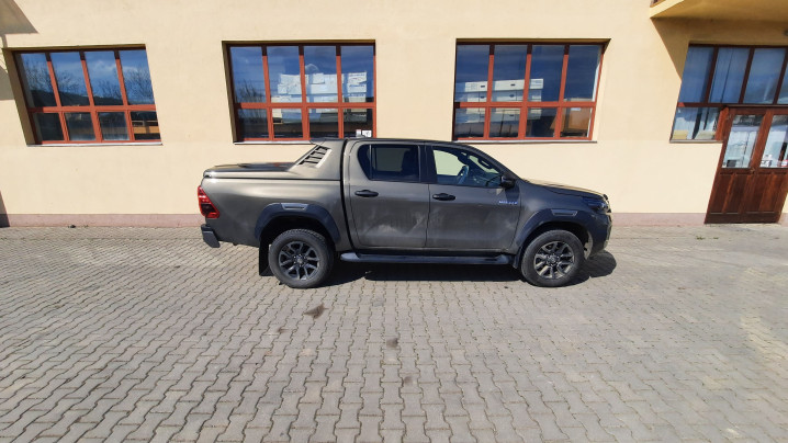 Fedő típusú csomagtérfedél felszerelése a Toyota Hilux 2023-ra