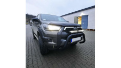Rúd, ablakterelők és fényvisszaverők felszerelése a Toyota Hilux 2023-ra