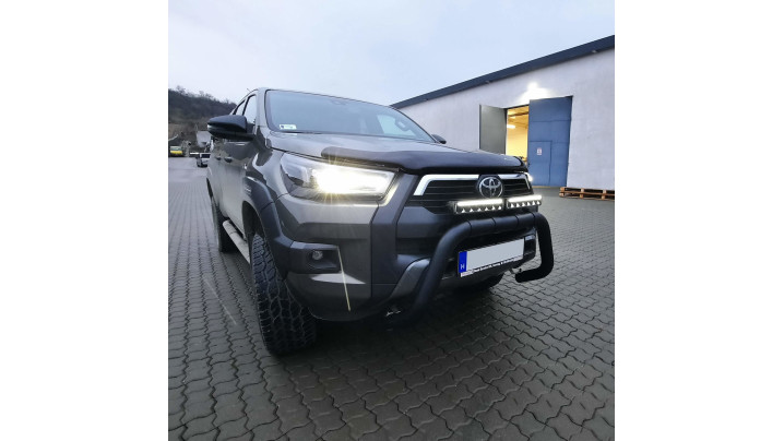 Rúd, ablakterelők és fényvisszaverők felszerelése a Toyota Hilux 2023-ra