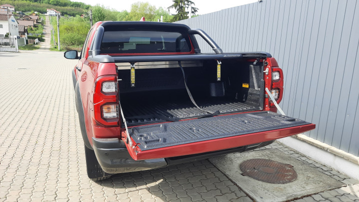 Montare Laderaumauskleidung, rulou und rollbar pe Toyota Hilux GR Sport 2023