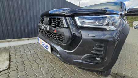 platóbélésok, redőnyök, bukórúd, keresztrudak, defl. ablak a Toyota Hilux GR Sporton