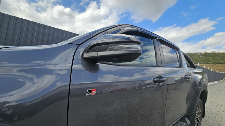 platóbélésok, redőnyök, bukórúd, keresztrudak, defl. ablak a Toyota Hilux GR Sporton