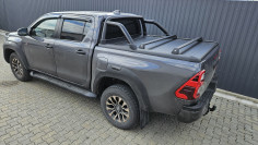 platóbélésok, redőnyök, bukórúd, keresztrudak, defl. ablak a Toyota Hilux GR Sporton