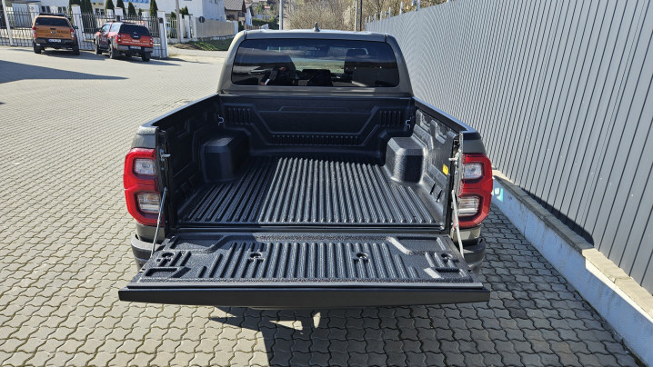 Montare Laderaumauskleidung, protectie margine bena und deflector capota pe Toyota Hilux 2023
