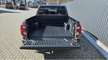 Montare Laderaumauskleidung, protectie margine bena und deflector capota pe Toyota Hilux 2023