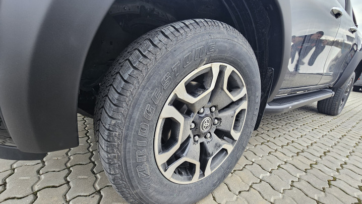 Lökhárítóplatóbélés, lökhárítógörgő, bukórúd, oldalküszöb, sárvédő felszerelése Toyota Hilux 2023-ra