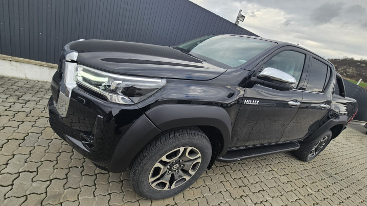 Bed liner, roll cover, bullbar, side steps, overfenders installed on Toyota Hilux 2023