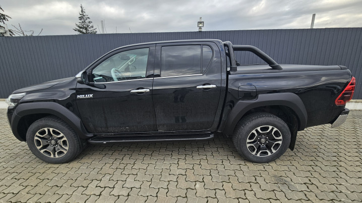 Lökhárítóplatóbélés, lökhárítógörgő, bukórúd, oldalküszöb, sárvédő felszerelése Toyota Hilux 2023-ra