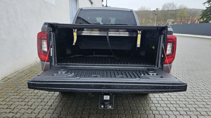 Lökhárítóplatóbélés, lökhárítógörgő és oldalküszöb felszerelése a Volkswagen Amarok 2023-ra