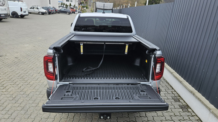 Roll Cover, side steps installed on Volkswagen Amarok 2023