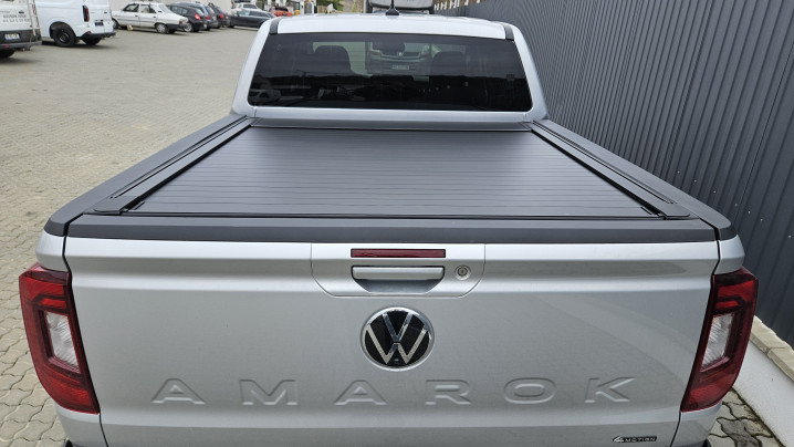 Roll Cover, side steps installed on Volkswagen Amarok 2023