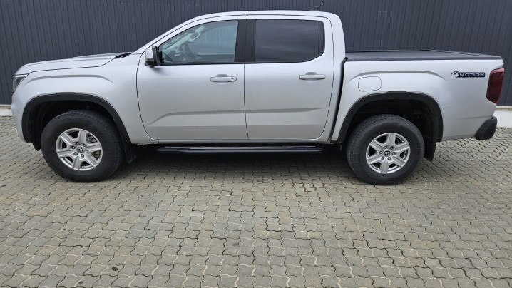 A bukócső és az oldalküszöb felszerelése a Volkswagen Amarok 2023-ra