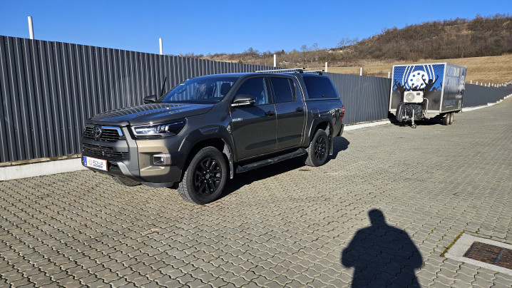 Canopy installed on Toyota Hilux 2022