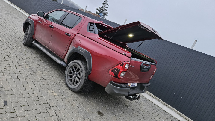 Burkolat típusú Platófedő, csörlő és csörlőtartó, motorhaspáncél beszerelése a Toyota Hilux 2023-ra
