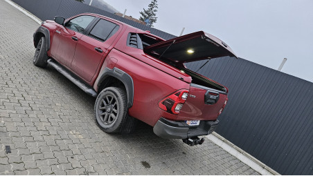Burkolat típusú Platófedő, csörlő és csörlőtartó, motorhaspáncél beszerelése a Toyota Hilux 2023-ra