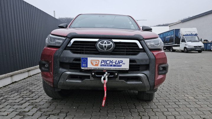 Burkolat típusú Platófedő, csörlő és csörlőtartó, motorhaspáncél beszerelése a Toyota Hilux 2023-ra