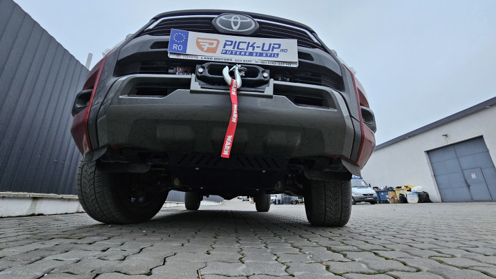 Burkolat típusú Platófedő, csörlő és csörlőtartó, motorhaspáncél beszerelése a Toyota Hilux 2023-ra