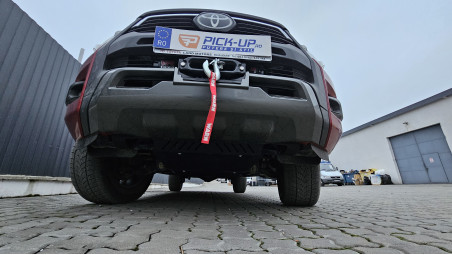 Burkolat típusú Platófedő, csörlő és csörlőtartó, motorhaspáncél beszerelése a Toyota Hilux 2023-ra