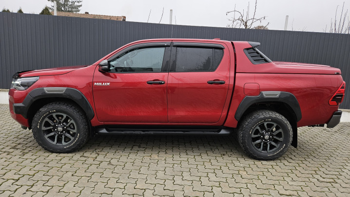 Montare Laderaumauskleidung, deflector geam und Laderaumabdeckung tip capac pe Toyota Hilux 2023