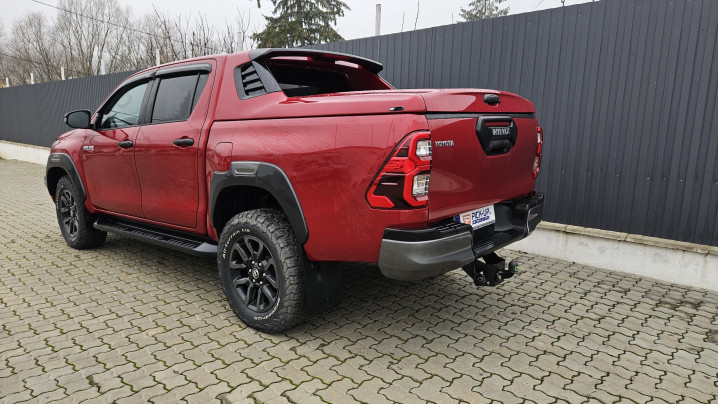 Montare Laderaumauskleidung, deflector geam und Laderaumabdeckung tip capac pe Toyota Hilux 2023
