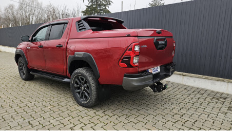 Lökhárító burkolat, ablakterelő és burkolat típusú lökhárító záróelem felszerelése a Toyota Hilux 2023-ra