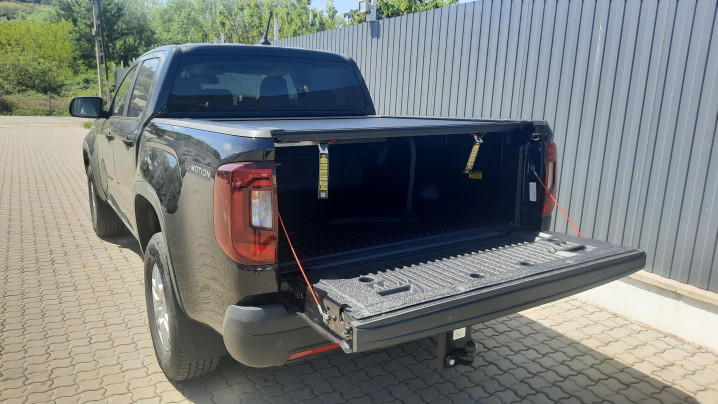Bed liner, roll cover installed on Volkswagen Amarok 2023