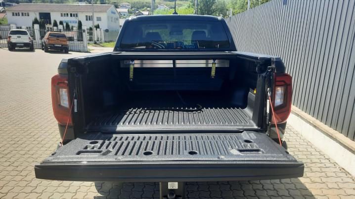 Bed liner, roll cover installed on Volkswagen Amarok 2023