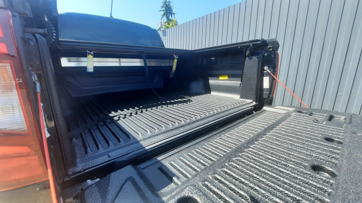 Bed liner, roll cover installed on Volkswagen Amarok 2023