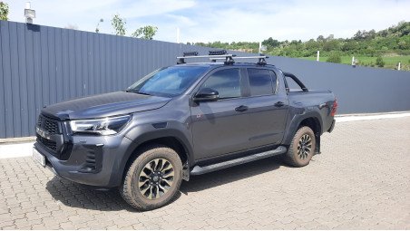 Montare Set Querträger, reflectoare pe Toyota Hilux 2023