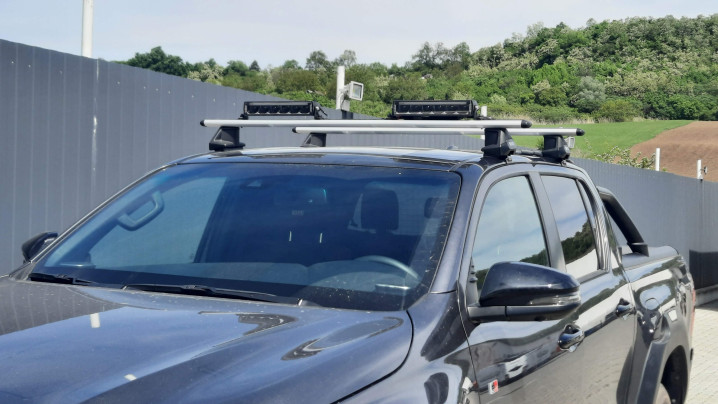 Montare set bare transversale, reflectoare pe Toyota Hilux 2023