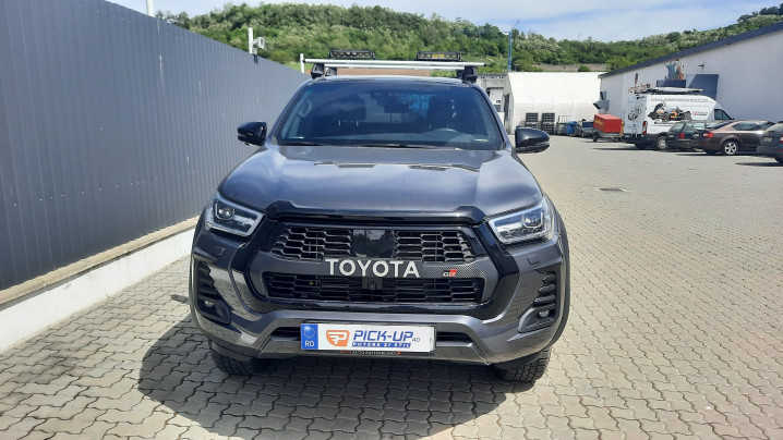 Keresztirányú rudak, reflektorok felszerelése a Toyota Hilux 2023-ra
