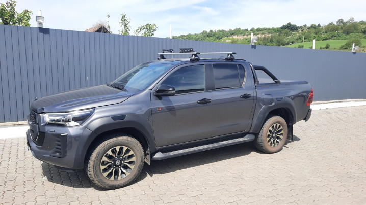 Montare Set Querträger, reflectoare pe Toyota Hilux 2023