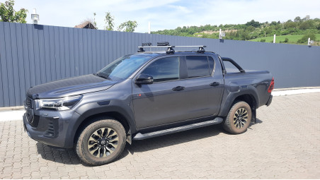 Keresztirányú rudak, reflektorok felszerelése a Toyota Hilux 2023-ra